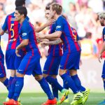 Giocatori del Barcellona in campo con la maglia Barcellona 2016/17 a strisce blaugrana durante una partita.