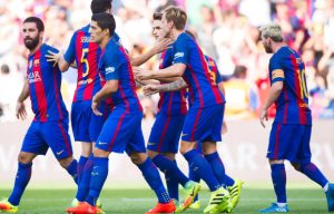 Giocatori del Barcellona in campo con la maglia Barcellona 2016/17 a strisce blaugrana durante una partita.