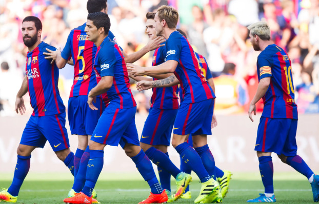 Giocatori del Barcellona in campo con la maglia Barcellona 2016/17 a strisce blaugrana durante una partita.