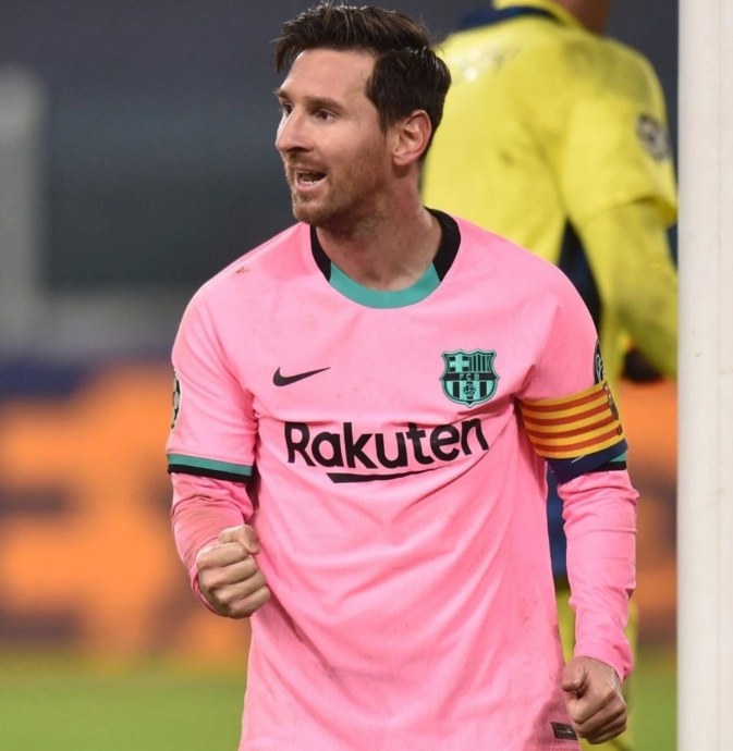 Lionel Messi in campo con la maglia rosa del Barcellona stagione 2020/21 durante una partita ufficiale
